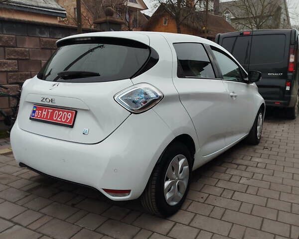Белый Рено Зое, объемом двигателя 0 л и пробегом 96 тыс. км за 6850 $, фото 4 на Automoto.ua