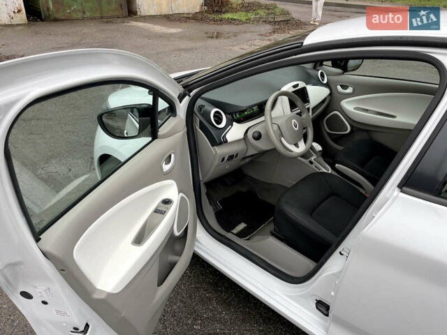 Белый Рено Зое, объемом двигателя 0 л и пробегом 115 тыс. км за 5950 $, фото 10 на Automoto.ua