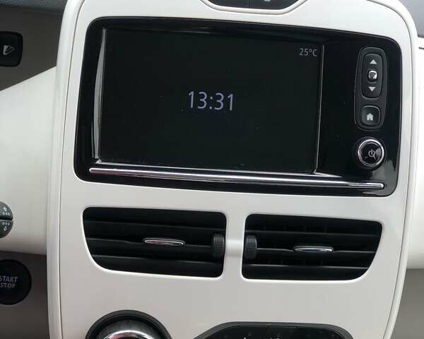 Белый Рено Зое, объемом двигателя 0 л и пробегом 100 тыс. км за 8299 $, фото 15 на Automoto.ua