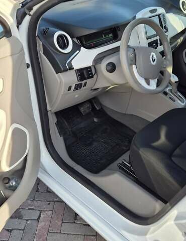 Белый Рено Зое, объемом двигателя 0 л и пробегом 84 тыс. км за 9600 $, фото 4 на Automoto.ua