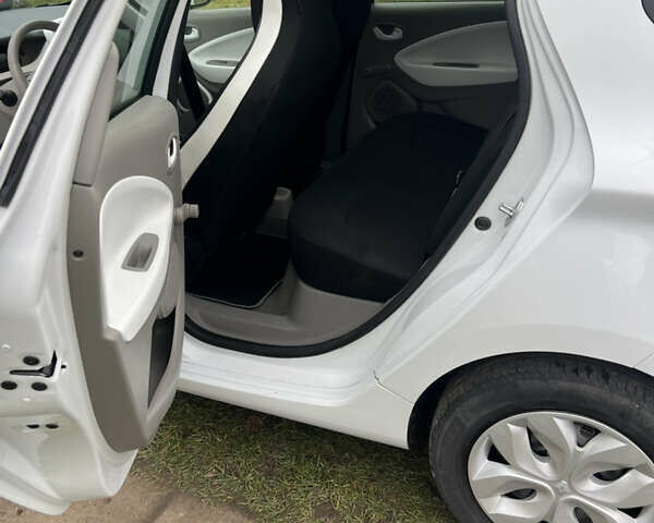 Белый Рено Зое, объемом двигателя 0 л и пробегом 116 тыс. км за 6900 $, фото 7 на Automoto.ua