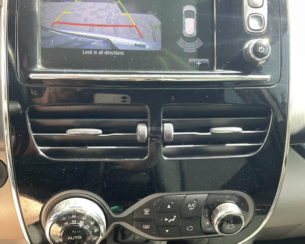 Белый Рено Зое, объемом двигателя 0 л и пробегом 71 тыс. км за 7000 $, фото 12 на Automoto.ua