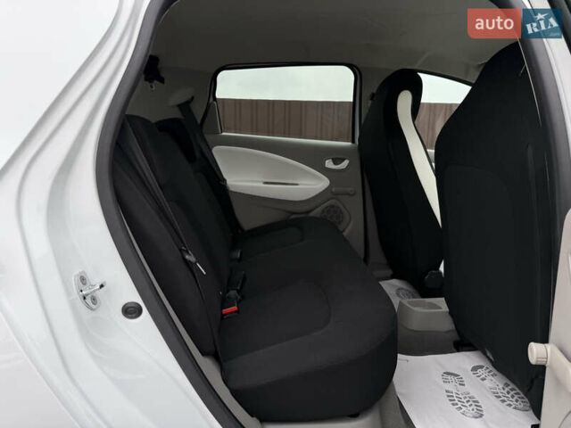 Белый Рено Зое, объемом двигателя 0 л и пробегом 125 тыс. км за 6700 $, фото 37 на Automoto.ua