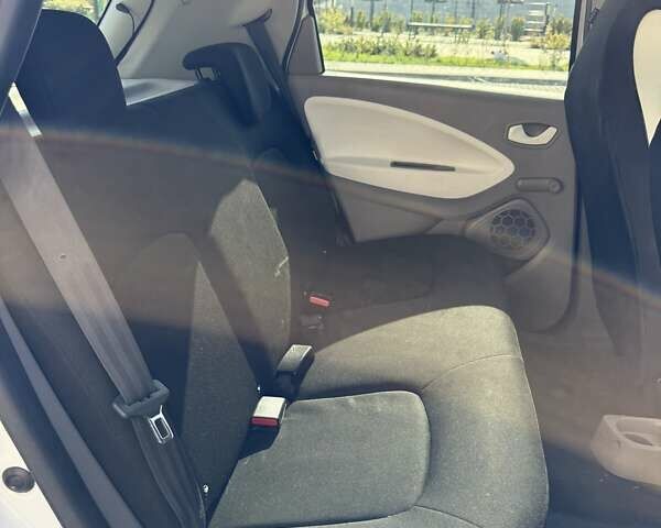 Белый Рено Зое, объемом двигателя 0 л и пробегом 147 тыс. км за 5900 $, фото 24 на Automoto.ua