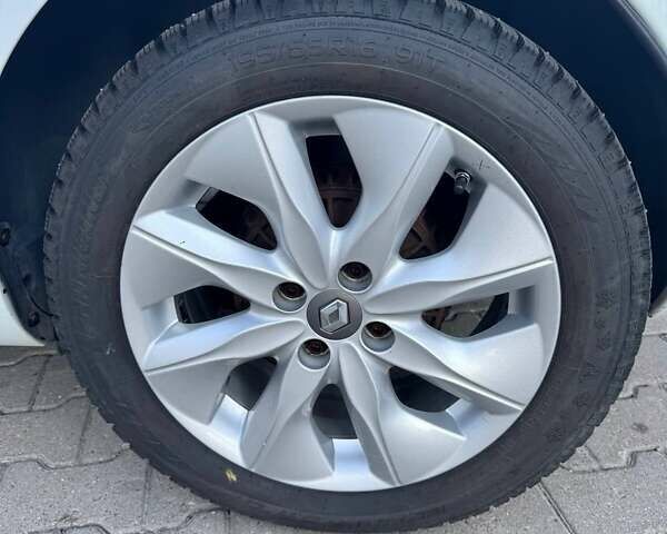 Білий Рено Зое, об'ємом двигуна 0 л та пробігом 100 тис. км за 7800 $, фото 16 на Automoto.ua