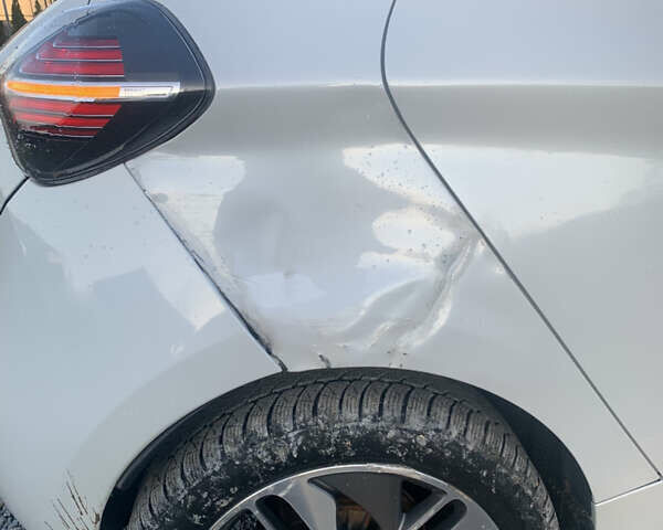 Белый Рено Зое, объемом двигателя 0 л и пробегом 85 тыс. км за 5950 $, фото 7 на Automoto.ua