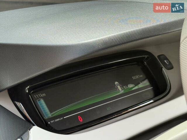 Белый Рено Зое, объемом двигателя 0 л и пробегом 50 тыс. км за 7650 $, фото 21 на Automoto.ua