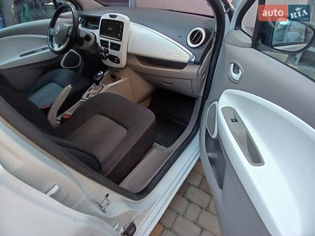Белый Рено Зое, объемом двигателя 0 л и пробегом 200 тыс. км за 5350 $, фото 7 на Automoto.ua