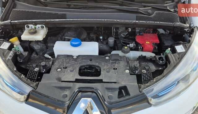 Белый Рено Зое, объемом двигателя 0 л и пробегом 84 тыс. км за 9600 $, фото 11 на Automoto.ua