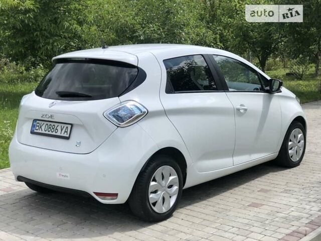 Белый Рено Зое, объемом двигателя 0 л и пробегом 100 тыс. км за 8299 $, фото 6 на Automoto.ua