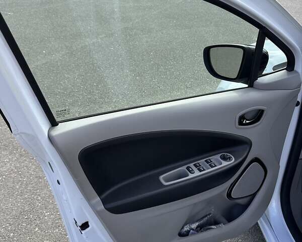Белый Рено Зое, объемом двигателя 0 л и пробегом 58 тыс. км за 7400 $, фото 14 на Automoto.ua