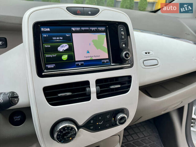 Белый Рено Зое, объемом двигателя 0 л и пробегом 108 тыс. км за 6499 $, фото 23 на Automoto.ua
