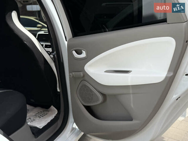 Белый Рено Зое, объемом двигателя 0 л и пробегом 50 тыс. км за 7650 $, фото 30 на Automoto.ua