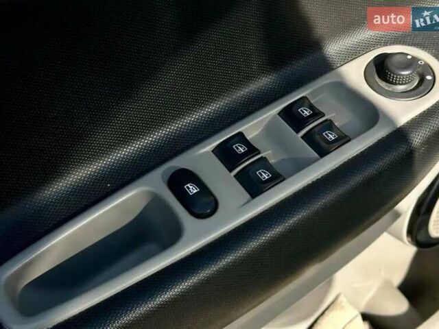 Белый Рено Зое, объемом двигателя 0 л и пробегом 121 тыс. км за 6600 $, фото 11 на Automoto.ua