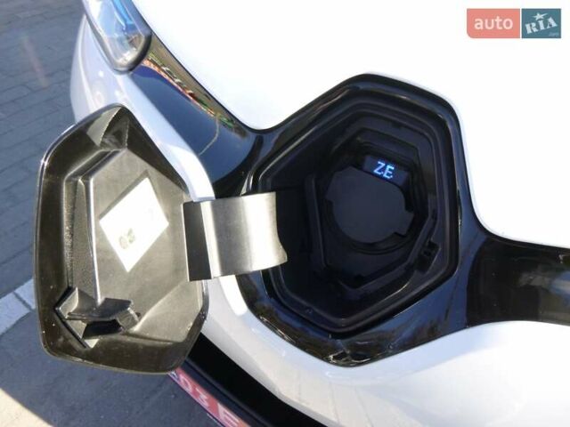 Белый Рено Зое, объемом двигателя 0 л и пробегом 81 тыс. км за 10300 $, фото 21 на Automoto.ua