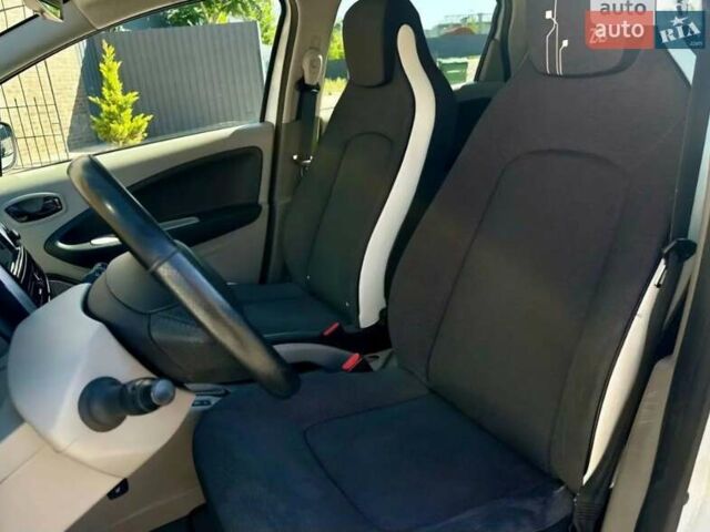 Белый Рено Зое, объемом двигателя 0 л и пробегом 121 тыс. км за 6600 $, фото 10 на Automoto.ua