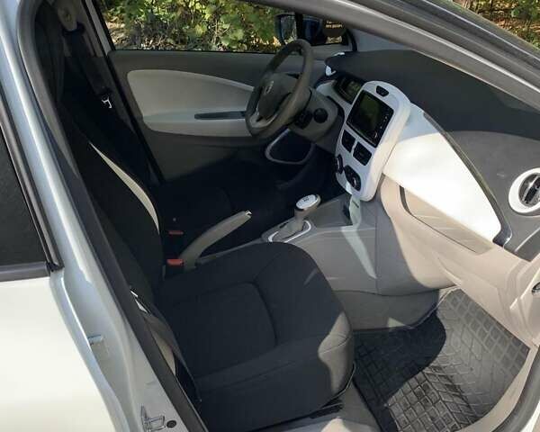 Белый Рено Зое, объемом двигателя 0 л и пробегом 92 тыс. км за 6400 $, фото 3 на Automoto.ua