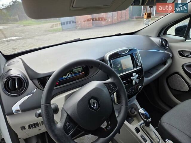 Белый Рено Зое, объемом двигателя 0 л и пробегом 147 тыс. км за 5900 $, фото 19 на Automoto.ua