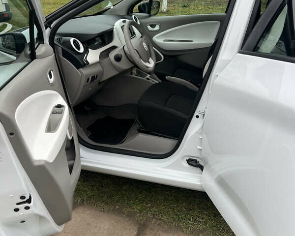 Белый Рено Зое, объемом двигателя 0 л и пробегом 116 тыс. км за 6900 $, фото 6 на Automoto.ua