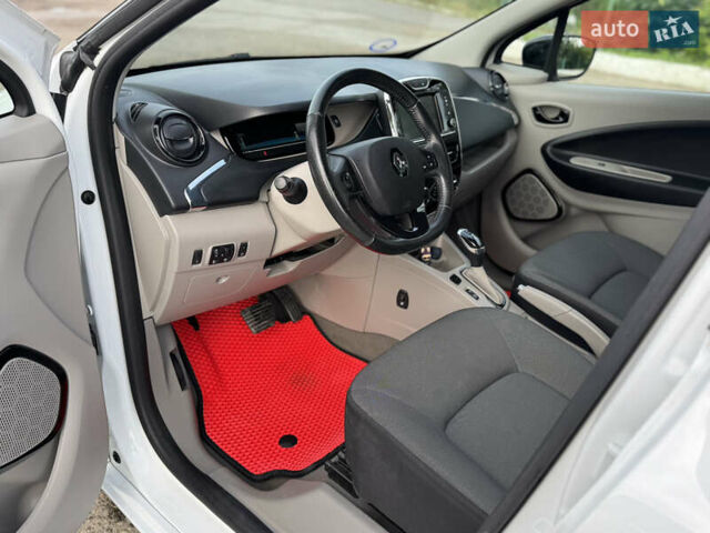 Белый Рено Зое, объемом двигателя 0 л и пробегом 75 тыс. км за 6400 $, фото 9 на Automoto.ua