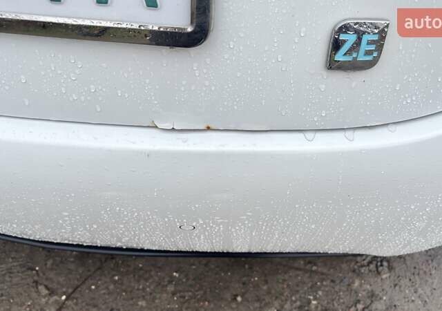 Белый Рено Зое, объемом двигателя 0 л и пробегом 147 тыс. км за 7000 $, фото 19 на Automoto.ua