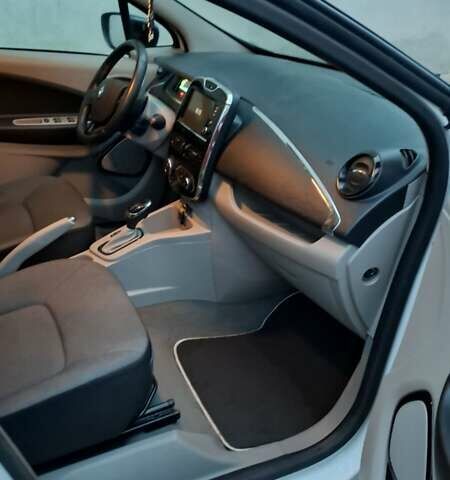 Белый Рено Зое, объемом двигателя 0 л и пробегом 61 тыс. км за 6600 $, фото 20 на Automoto.ua