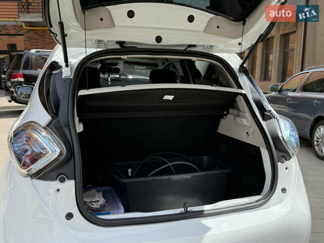 Белый Рено Зое, объемом двигателя 0 л и пробегом 50 тыс. км за 7650 $, фото 16 на Automoto.ua