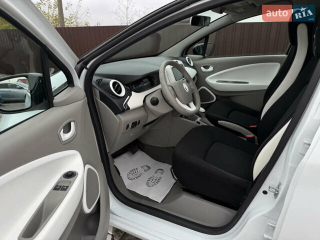 Белый Рено Зое, объемом двигателя 0 л и пробегом 125 тыс. км за 6700 $, фото 34 на Automoto.ua