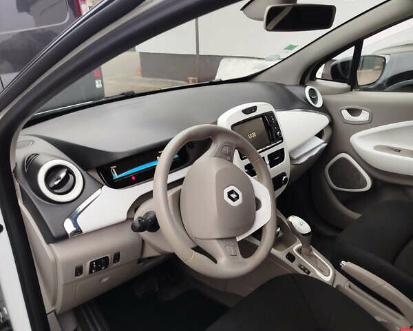 Белый Рено Зое, объемом двигателя 0 л и пробегом 96 тыс. км за 6850 $, фото 7 на Automoto.ua