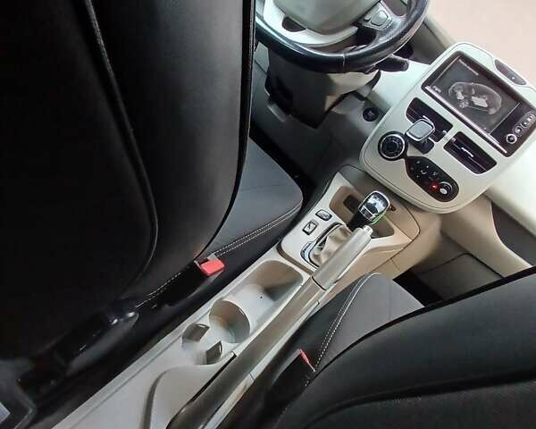 Белый Рено Зое, объемом двигателя 0 л и пробегом 200 тыс. км за 5350 $, фото 10 на Automoto.ua
