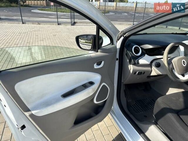 Белый Рено Зое, объемом двигателя 0 л и пробегом 147 тыс. км за 5900 $, фото 15 на Automoto.ua