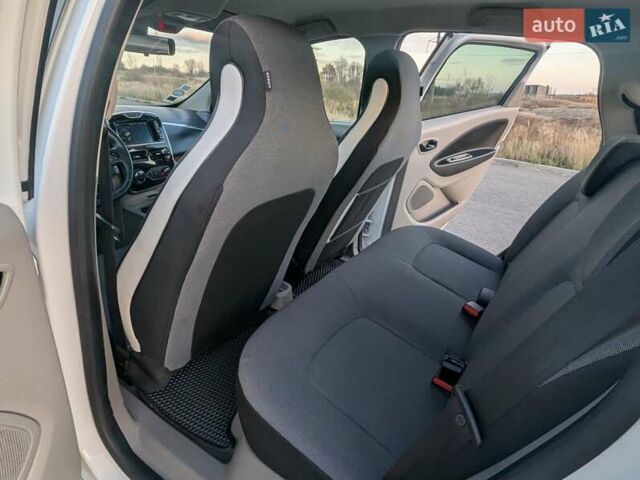 Белый Рено Зое, объемом двигателя 0 л и пробегом 51 тыс. км за 6995 $, фото 43 на Automoto.ua