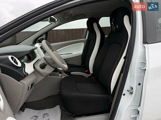 Белый Рено Зое, объемом двигателя 0 л и пробегом 125 тыс. км за 6700 $, фото 31 на Automoto.ua