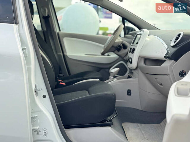 Белый Рено Зое, объемом двигателя 0 л и пробегом 164 тыс. км за 5999 $, фото 13 на Automoto.ua