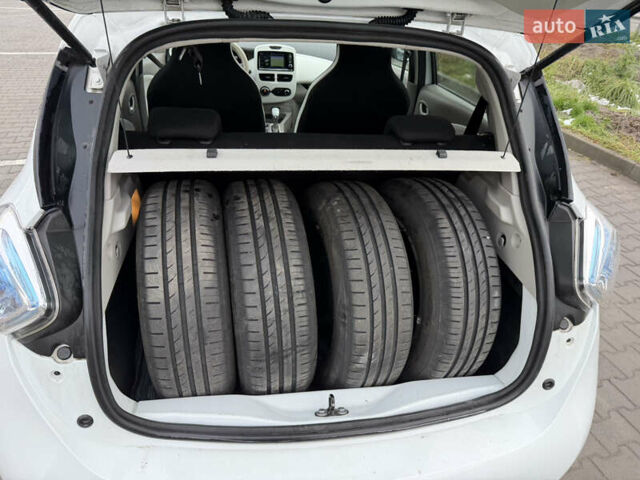 Білий Рено Зое, об'ємом двигуна 0 л та пробігом 80 тис. км за 5800 $, фото 17 на Automoto.ua