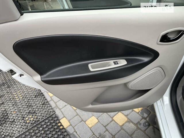 Білий Рено Зое, об'ємом двигуна 0 л та пробігом 68 тис. км за 8000 $, фото 59 на Automoto.ua