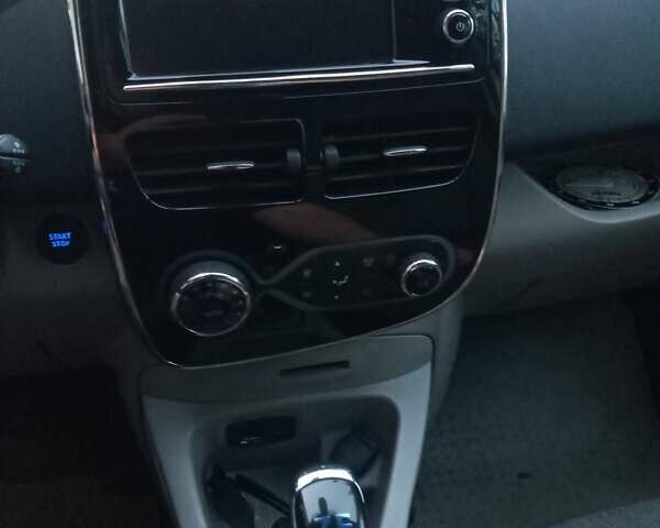 Белый Рено Зое, объемом двигателя 0 л и пробегом 58 тыс. км за 7100 $, фото 7 на Automoto.ua
