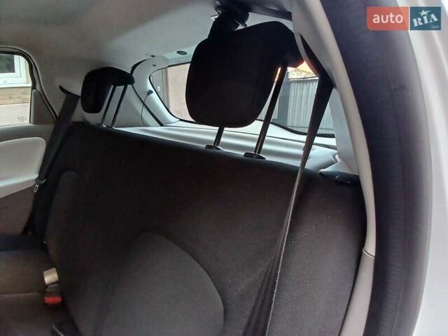 Белый Рено Зое, объемом двигателя 0 л и пробегом 200 тыс. км за 5350 $, фото 13 на Automoto.ua