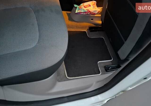 Белый Рено Зое, объемом двигателя 0 л и пробегом 61 тыс. км за 6600 $, фото 17 на Automoto.ua