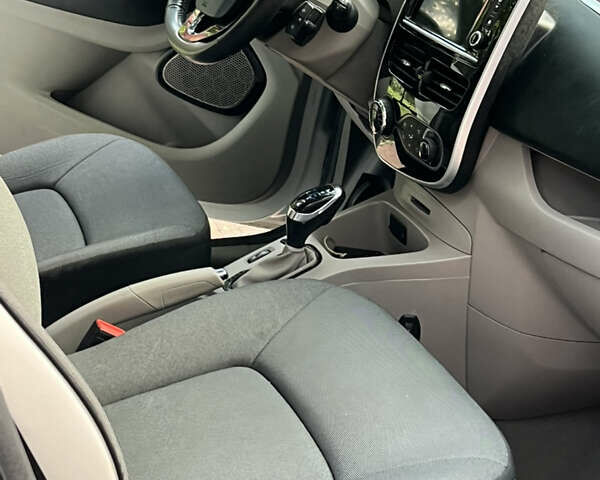 Білий Рено Зое, об'ємом двигуна 0 л та пробігом 99 тис. км за 6750 $, фото 1 на Automoto.ua