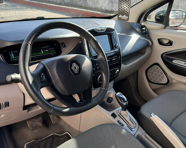 Белый Рено Зое, объемом двигателя 0 л и пробегом 50 тыс. км за 6700 $, фото 19 на Automoto.ua