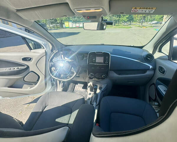 Белый Рено Зое, объемом двигателя 0 л и пробегом 140 тыс. км за 8000 $, фото 6 на Automoto.ua