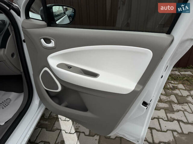 Белый Рено Зое, объемом двигателя 0 л и пробегом 125 тыс. км за 6700 $, фото 23 на Automoto.ua