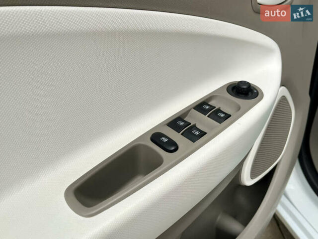 Белый Рено Зое, объемом двигателя 0 л и пробегом 108 тыс. км за 6499 $, фото 20 на Automoto.ua
