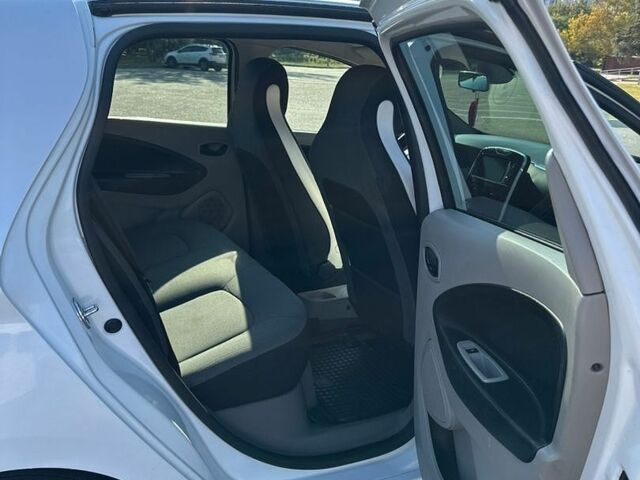 Білий Рено Зое, об'ємом двигуна 0 л та пробігом 307 тис. км за 5500 $, фото 6 на Automoto.ua