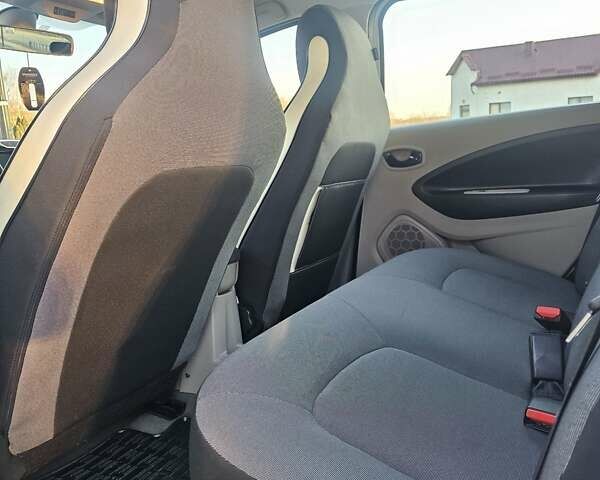 Белый Рено Зое, объемом двигателя 0 л и пробегом 112 тыс. км за 6600 $, фото 48 на Automoto.ua