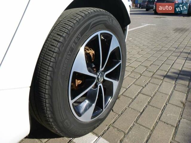 Белый Рено Зое, объемом двигателя 0 л и пробегом 81 тыс. км за 10300 $, фото 19 на Automoto.ua