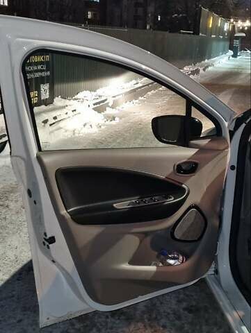 Білий Рено Зое, об'ємом двигуна 0 л та пробігом 76 тис. км за 7500 $, фото 8 на Automoto.ua