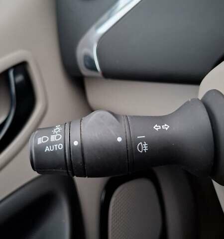 Белый Рено Зое, объемом двигателя 0 л и пробегом 61 тыс. км за 6600 $, фото 13 на Automoto.ua