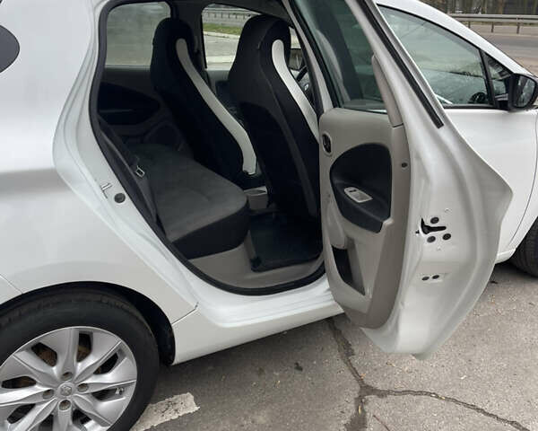 Белый Рено Зое, объемом двигателя 0 л и пробегом 115 тыс. км за 7100 $, фото 18 на Automoto.ua